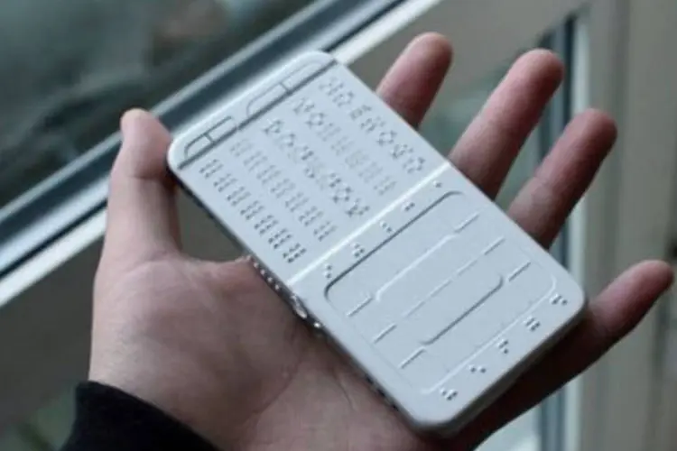O celular conceito DrawBraille permite que cegos leiam mensagens, e-mails, menu, contatos e outras funções por meio de um display em braile (Divulgação)