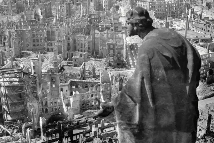 A cidade de Dresden, na Alemanha, em 1945, após a Segunda Guerra Mundial (Reprodução/Richard Peter/tate.org.uk)