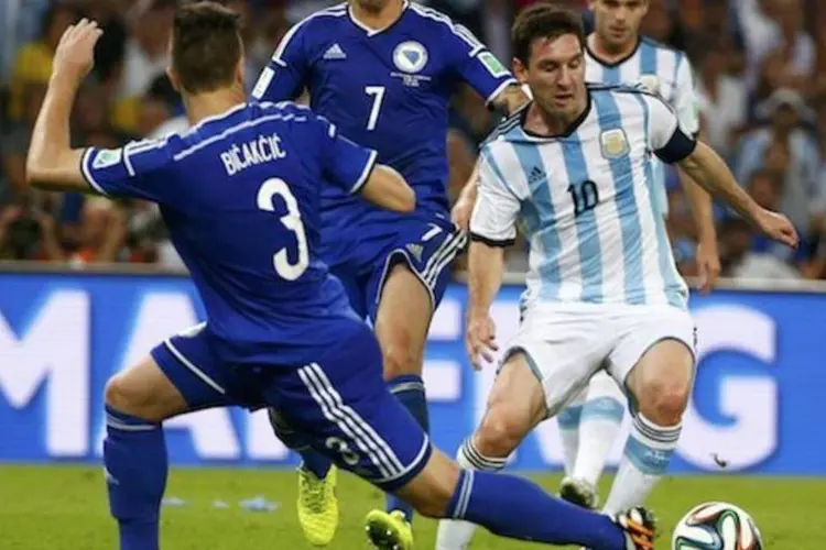 Lionel Messi dribla os bósnios antes de marcar o primeiro gol da Argentina na sua primeira partida da Copa do Mundo 2014 (REUTERS/Michael Dalder)