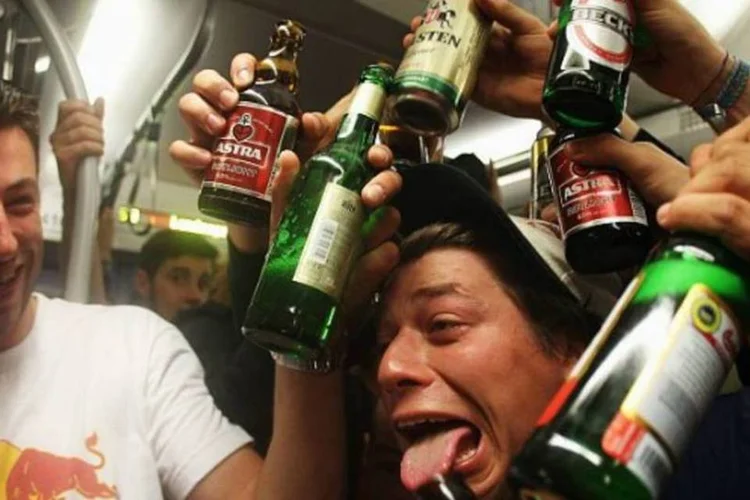
	Jovens bebendo: pela proposta, os casos de alcoolismo passam a ser tratados como doen&ccedil;a e n&atilde;o como desvio de car&aacute;ter
 (Getty Images)