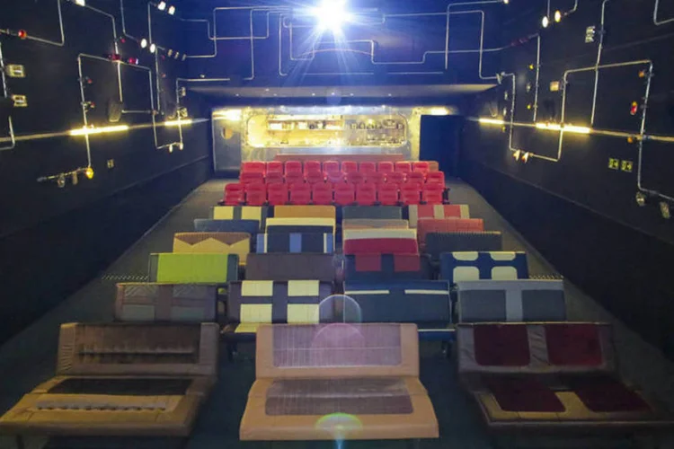 
	Drive-In no Caixa Belas Artes: sala de cinema substitui poltronas por assentos restaurados de carros cl&aacute;ssicos e lustres por f&aacute;rois
 (Divulgação)