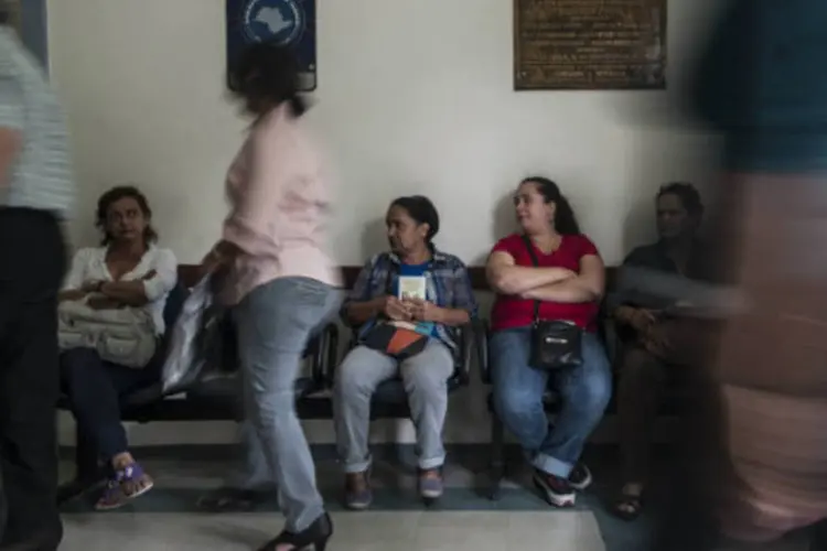 Parentes de usuários de crack aguardam atendimento no Centro de Referência de Álcool, Tabaco e Outras Drogas em busca de vaga de internação (Marcelo Camargo/ABr)
