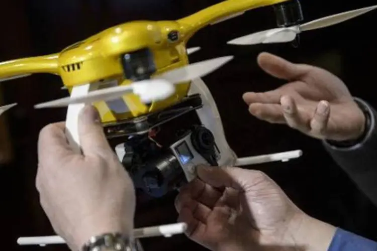 Taobao divulgou uma foto de um drone que transportava um pacote de chá em uma caixa branca (Brendan Smialowski/AFP)