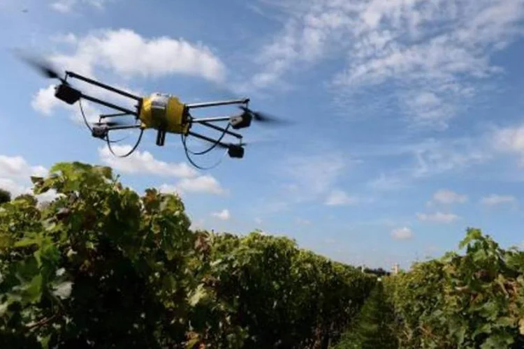 Drone de uso civil realiza voo na França: setor dos drones deve explodir mundialmente, de maneira simultânea, com a abertura das regulamentações (Jean Pierre Muller/AFP)