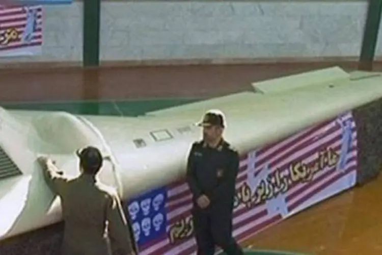 Reprodução de imagem da TV estatal iraniana mostra o que as autoridades do país dizem ser um avião sem piloto americano (AFP)