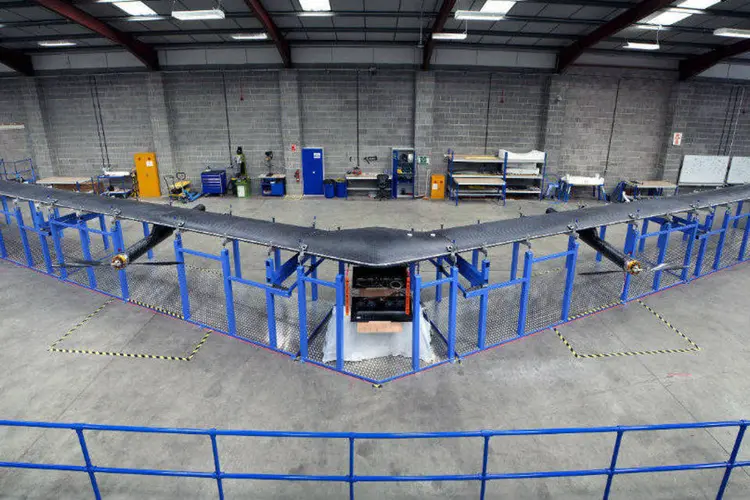 
	Drone &quot;Aquila&quot; , do Facebook, pode voar 27,5 km e permanecer no ar durante 90 dias
 (Facebook/Handout via Reuters)
