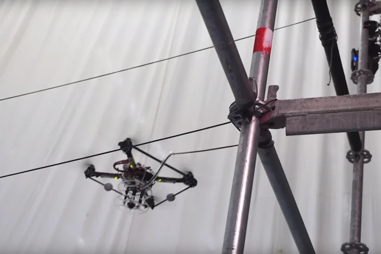 Drones: aparelhos obedeceram a comandos de programa de computador (Reprodução/Institute For Dynamic Systems and Control)