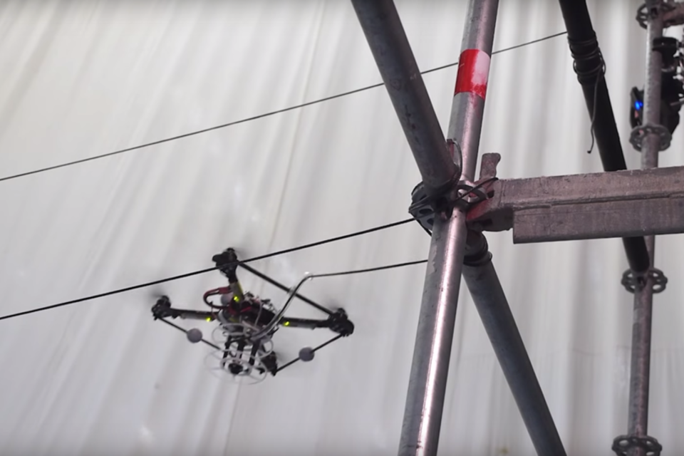 Drones constroem ponte que suporta humanos