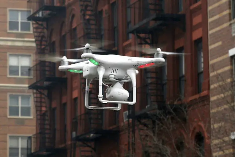 Drone voa em NY: Agência Federal de Aviação proíbe a utilização de drones para fins particulares, salvo exceções (Mike Segar/Files/Reuters)