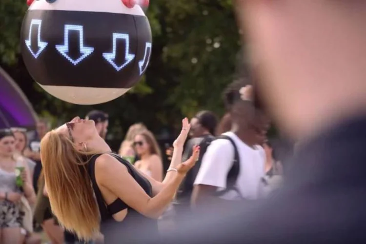 
	Tr&ecirc;s drones da Pepsi funcionavam em integra&ccedil;&atilde;o com o app &quot;Friend Finder&quot;
 (Reprodução/YouTube)