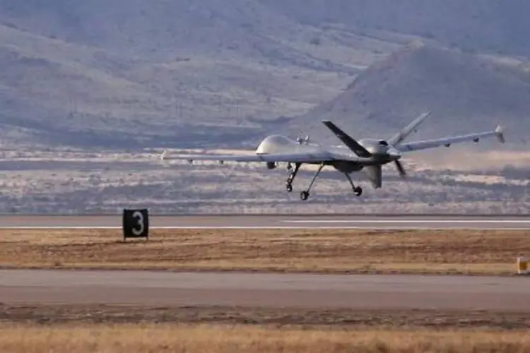 Um drone Predator decola para um voo de vigilância perto da fronteira com o México (John Moore/AFP)