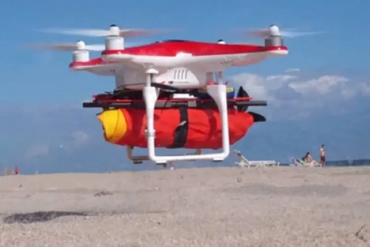 Drone: pequena boia salva-vidas pode ser acoplada em qualquer drone que possa carregar uma GoPro (Reprodução/YouTube)