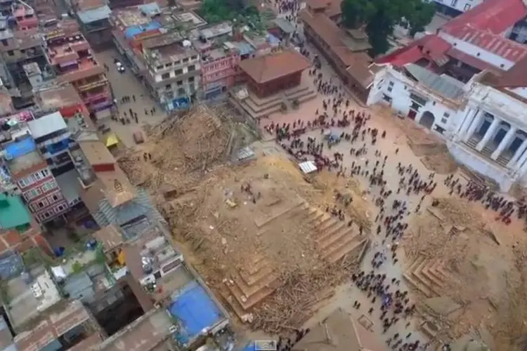 
	Imagens de drone mostram a destrui&ccedil;&atilde;o causada pelo terremoto em Kathmandu, Nepal
 (Reprodução/Youtube)