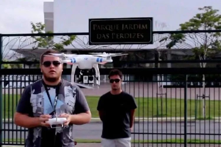 
	Drone em a&ccedil;&atilde;o: capaz de fazer v&iacute;deo em 4K, c&acirc;mera GoPro Hero3+ vai acoplada a drone Phantom 2
 (YouTube/Tecnisa)
