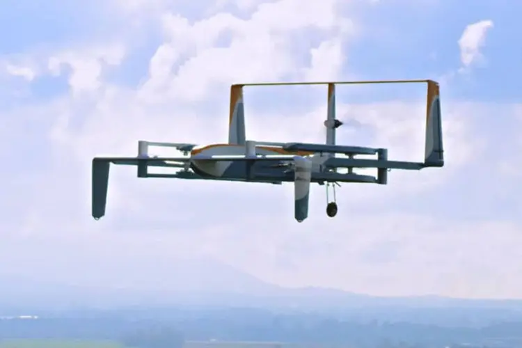 Drone: vídeo mostra uma caixa contendo as chuteiras encomendadas pela família encaixando perfeitamente no corpo do drone (Reprodução/Amazon)