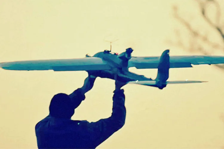 
	Drone: um jovem de 20 anos manipulava a aeronave n&atilde;o tripulada e foi detido durante algumas horas pela pol&iacute;cia acusado de provocar les&otilde;es
 (Divulgação)