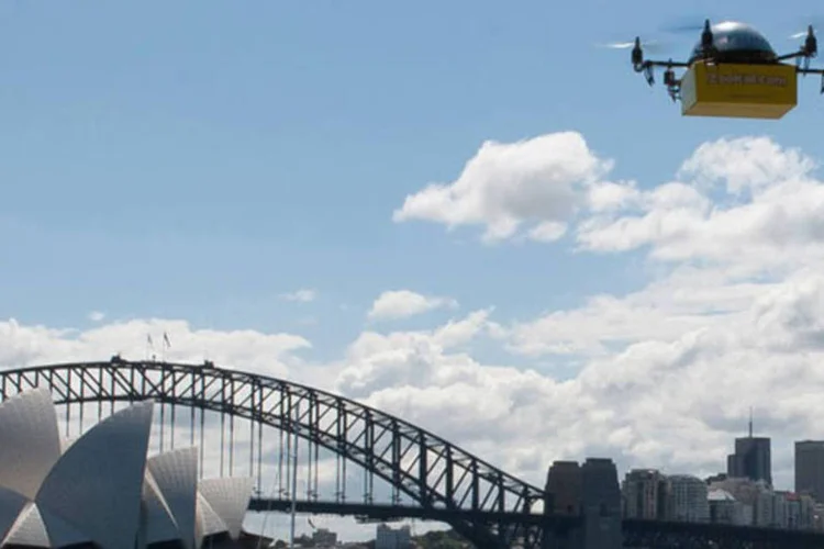 Drone é usado para entregar livros na Austrália: segundo startup Flirtey, o envio de pacotes em apenas um dia através deste tipo de veículo leva entre 2 e 3 minutos. (Reprodução/Exame.com)