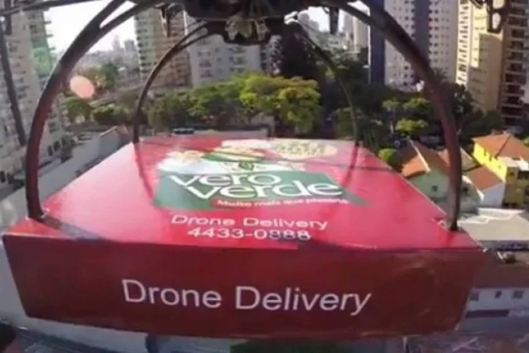 A pizzaria Vero Verde usou um drone que tem alcance de 1,5 km de distância, pode atingir velocidade máxima de 40 km/h e pesa 0,5 kg (Reprodução/ Youtube Pizzaria Vero Verde)