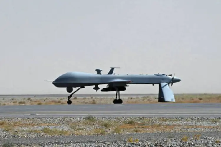 Um drone Predator americano armado com mísseis se prepara para decolar em Kandahar, no Afeganistão (AFP/Massoud Hossaini)