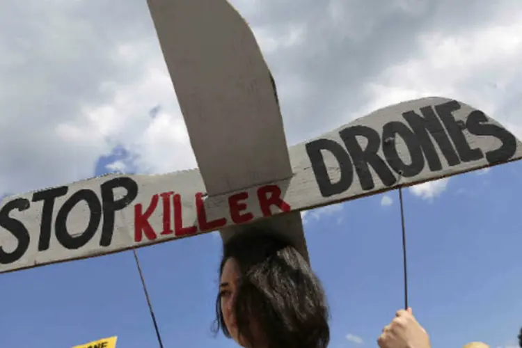 Manifestante protesta contra as mortes provocadas por drones, em frente ao prédio da CIA, nos Estados Unidos (REUTERS/Jonathan Ernst)