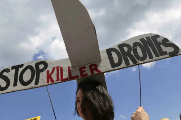 Manifestante protesta contra as mortes provocadas por drones, em frente ao prédio da CIA, nos Estados Unidos (REUTERS/Jonathan Ernst)