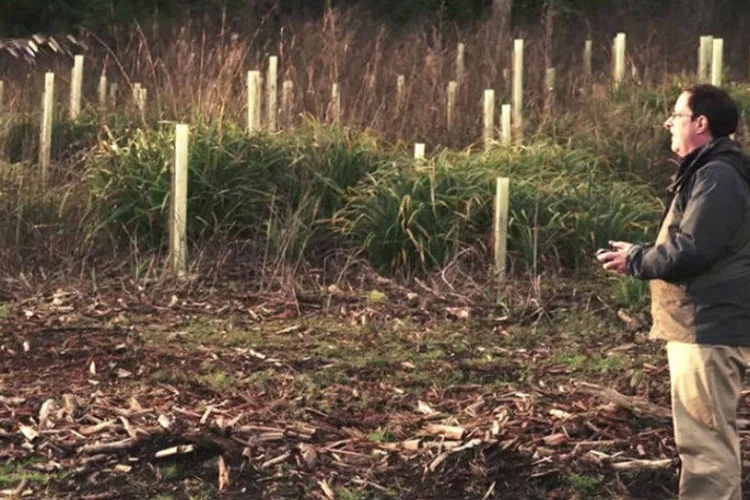 
	O engenheiro Lauren Fletcher controla um dos drones que ele pretende utilizar para plantar 1 bilh&atilde;o de &aacute;rvores por ano
 (Reprodução/INFO)