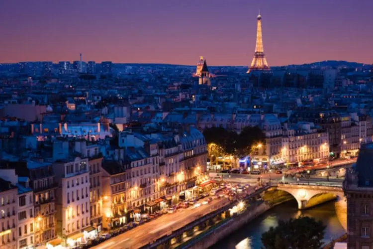 
	Drones sobrevoam Paris: segundo a &quot;France Info&quot;, sete drones foram denunciados &agrave; pol&iacute;cia na noite anterior, a maioria no leste da cidade
 (Reuters)