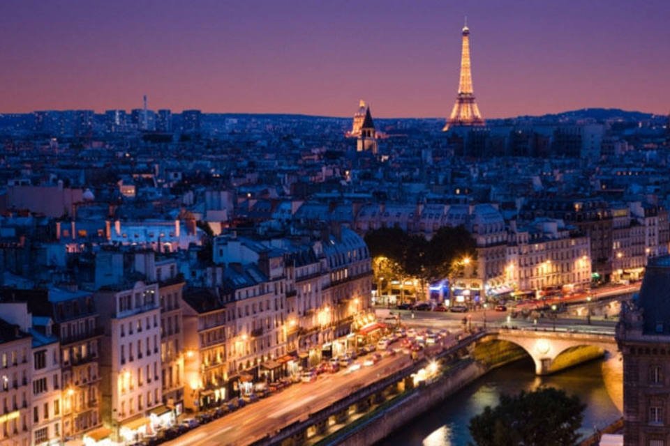 Drones misteriosos sobrevoam pontos turísticos de Paris