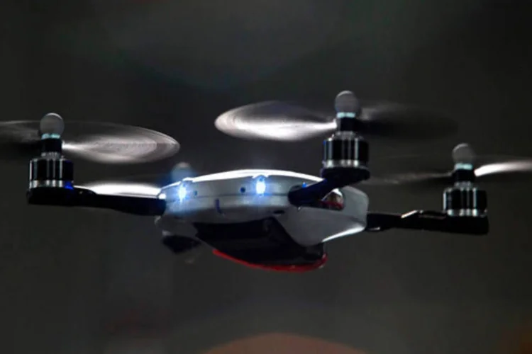 Drones em comercial da Lexus: coreografia controlada por infravermelho (Reprodução)