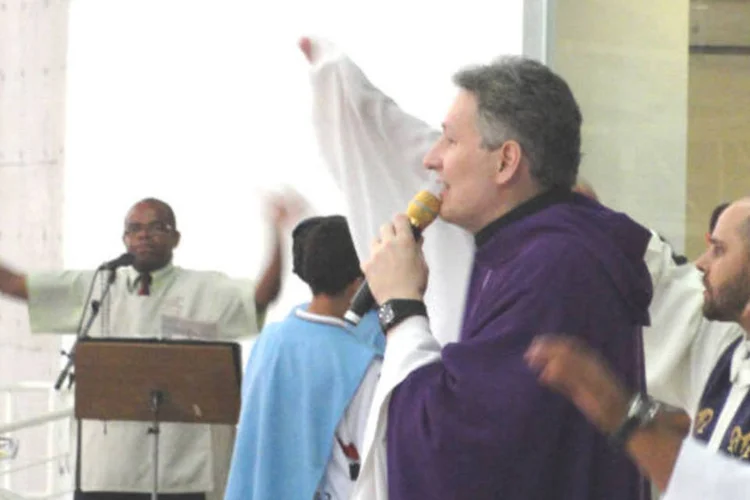 
	Padre Marcelo Rossi, em missa no Santu&aacute;rio M&atilde;e de Deus, em SP: cr&iacute;tica &agrave; mistura de pol&iacute;tica e religi&atilde;o
 (Amanda Previdelli / EXAME.com)