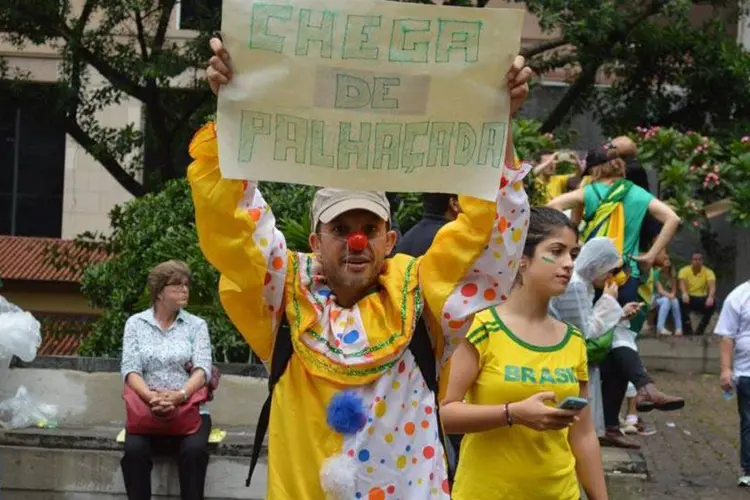 
	Manifestantes na Avenida Paulista: 64% dos brasileiros dizem n&atilde;o ter prefer&ecirc;ncia por nenhum partido pol&iacute;tico
 (Fabio Teixeira/ Exame.com)