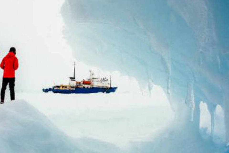 Mau tempo impede resgate de barco preso no gelo na Antártida