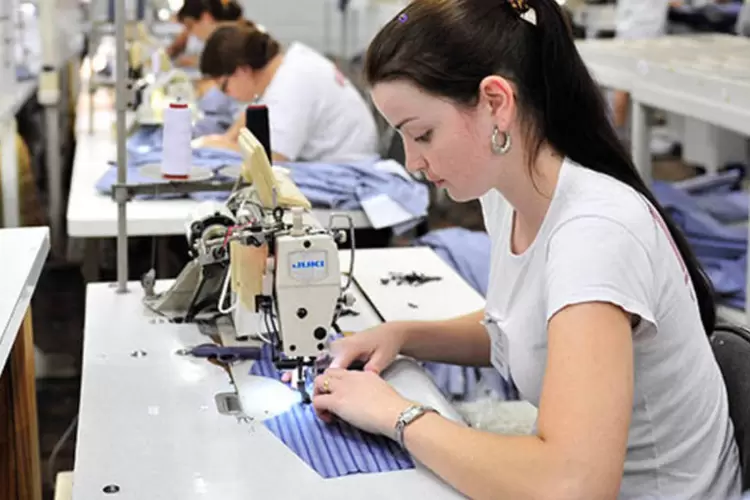 Funcionários na fábrica da Dudalina, em Blumenau, Santa Catarina: em 2012, a fabricante de camisas pagou aos 2 489 trabalhadores seis salários (Acervo Dudalina)