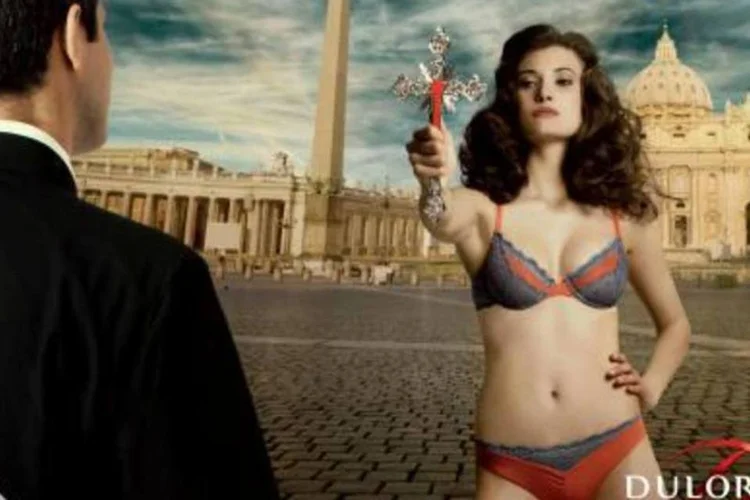 A peça publicitária em questão trazia uma modelo de lingerie na praça de São Pedro, no Vaticano (.)