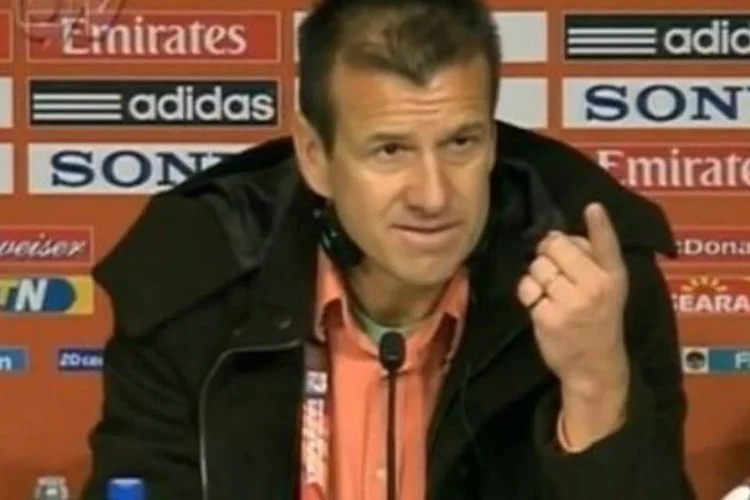 Dunga durante coletiva de imprensa em que teria xingado o jornalista Alex Escobar (.)