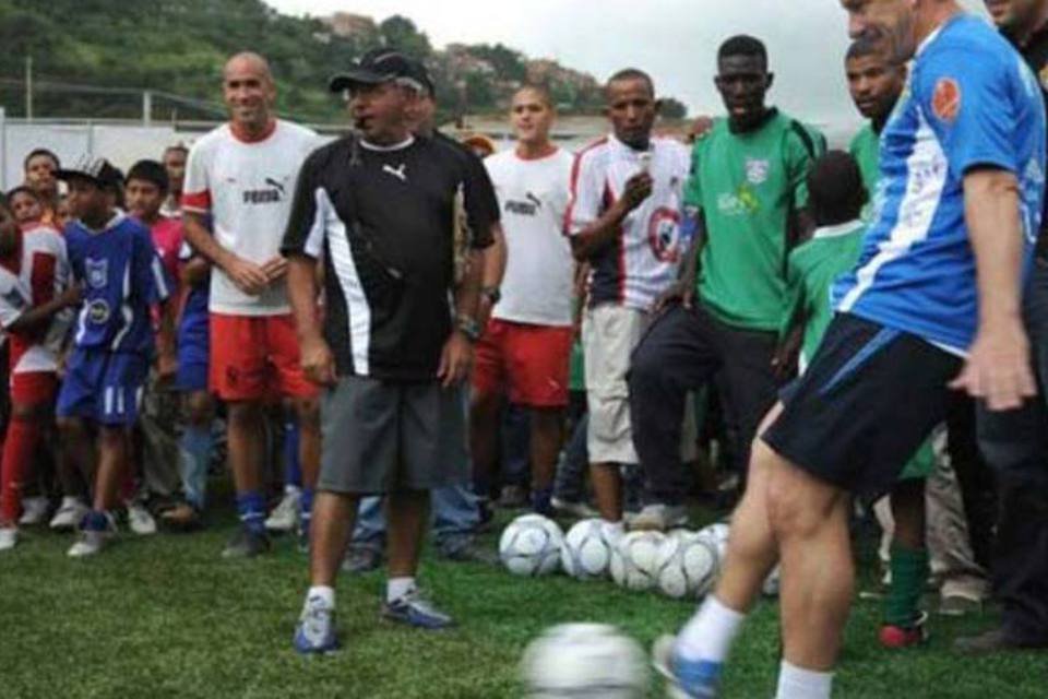 Dunga promove futebol nos bairros populares de Caracas