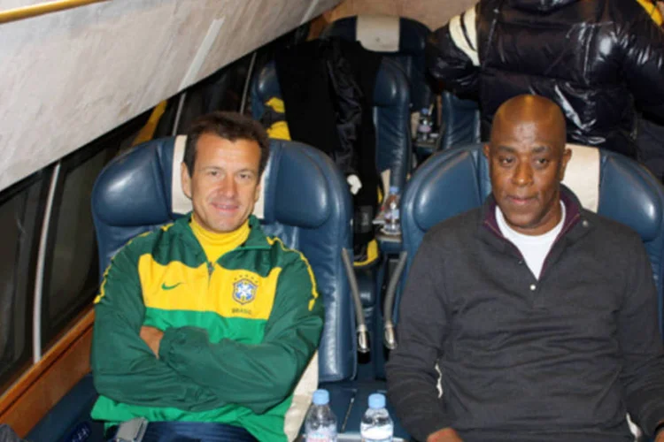 
	Dunga ao lado de Fofana: suspeito &eacute; pr&oacute;ximo de jogadores e personalidades do esporte
 (Divulgação/Atlanta Sportif)
