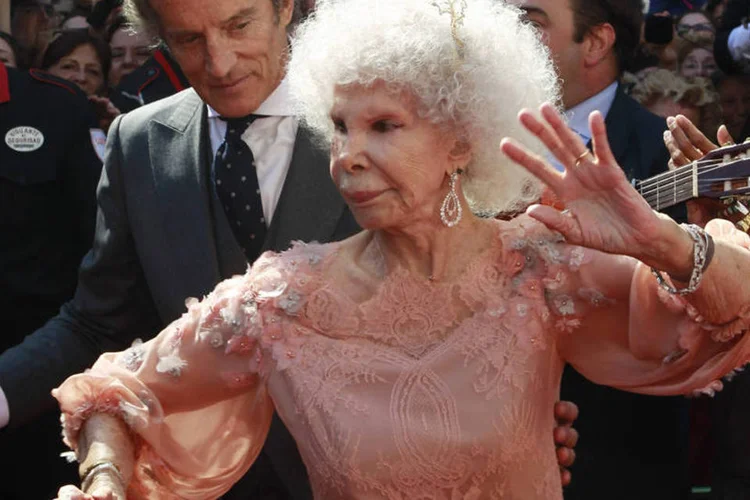 Duquesa de Alba dança flamenco durante o seu casamento, em Sevilha, em 2011 (Javier Diaz/Reuters)