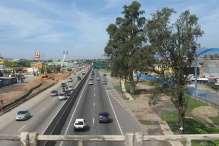 
	Via Dutra: &agrave;s 16h45, uma faixa &agrave; esquerda estava liberada para o tr&aacute;fego
 (WikimediaCommons)