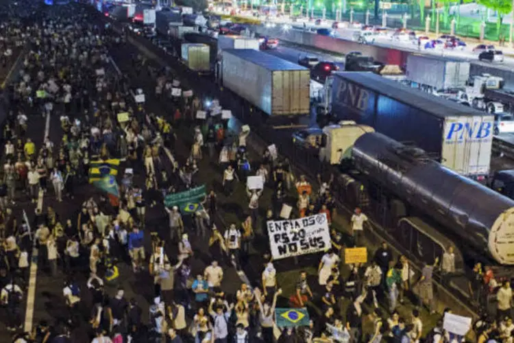 Dutra: às 19h45, o protesto ainda continuava e o congestionamento já alcançava mais de 10 quilômetros nos dois sentidos (REUTERS/Roosevelt Cassio)
