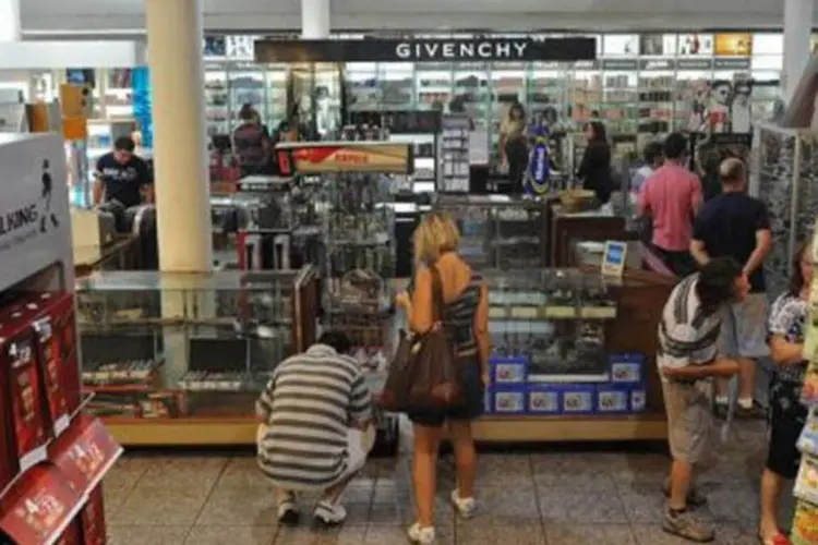 Turistas brasileiros no 'duty free' no Uruguai: livros, máquina fotográfica, relógio e telefone celular comprados no exterior estão isentos do pagamento de imposto (Pablo Porciuncula/AFP)