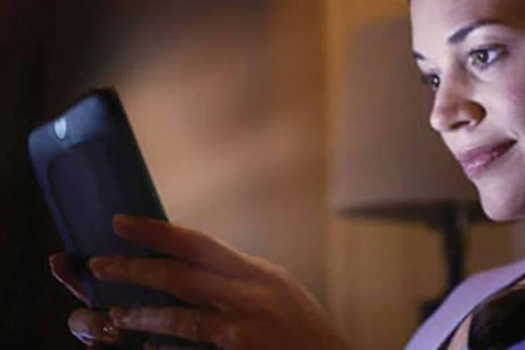 
	Mulher lendo livro no e-reader: escritor&nbsp;justifica que as tecnologias ainda n&atilde;o resolvem o problema da expans&atilde;o do acesso a obras liter&aacute;rias
 (Barnes and Noble/Divulgação)