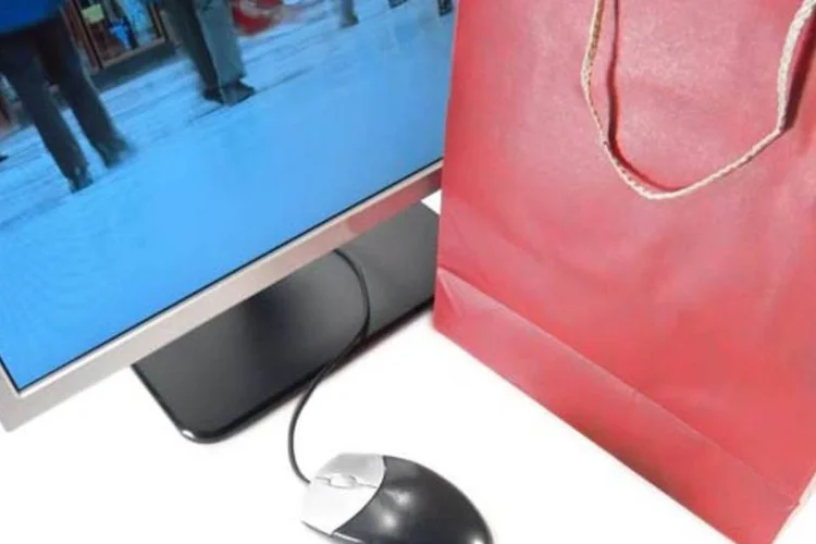 E-commerce, computador e sacola de compras (Dreamstime)