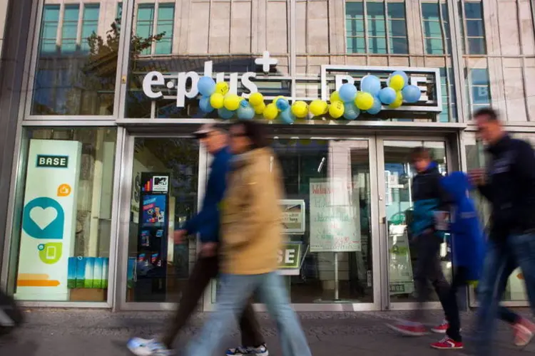 Pedestres passam por uma loja da E-Plus, unidade da KPN, em Berlim (Krisztian Bocsi/Bloomberg)