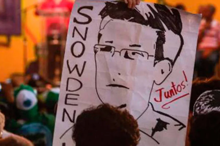 Ativistas fazem protesto pedindo a Dilma que conceda asilo a Snowden: se o governo brasileiro quiser defender os direitos humanos, será uma honra para mim fazer parte disso", disse Snowden (Miguel Schincariol/AFP)