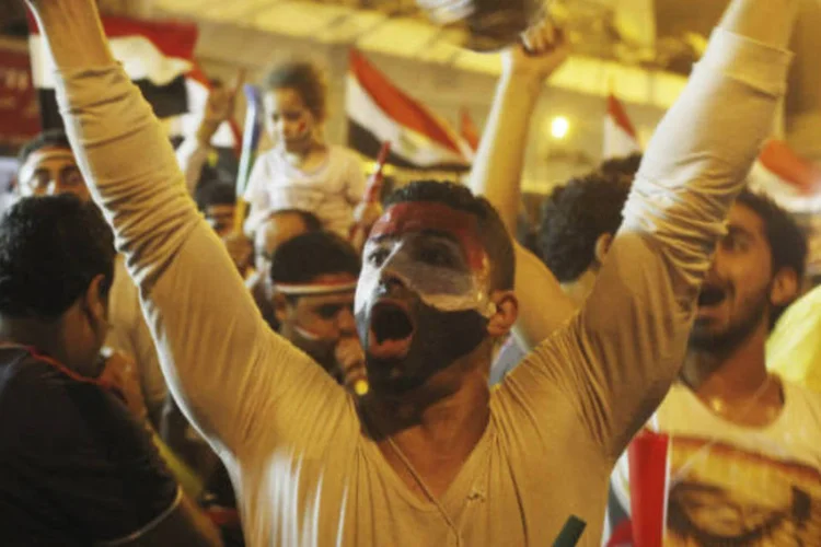População comemora deposição de Mohammed Mursi da presidência do Egito (REUTERS/Asmaa Waguih)