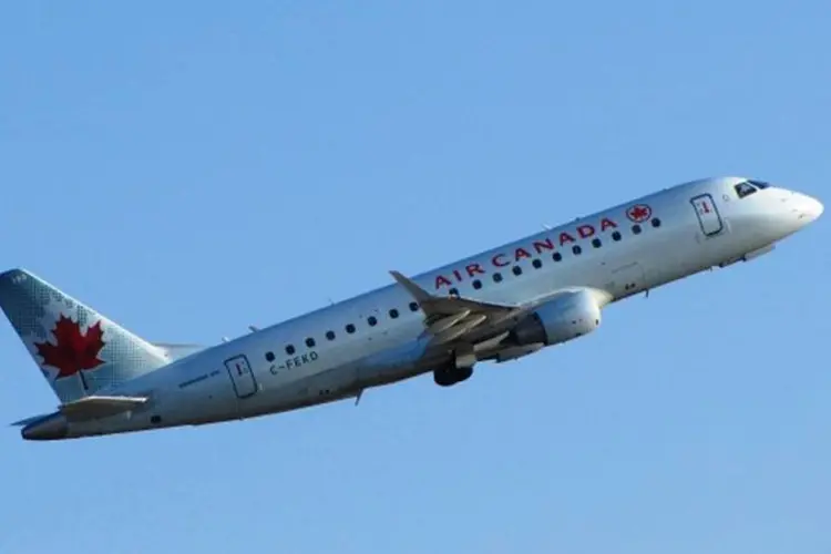 
	Embraer E175, da Air Canada: companhia divulgou um preju&iacute;zo maior no primeiro trimestre
 (redlegsfan21/Wikimedia)