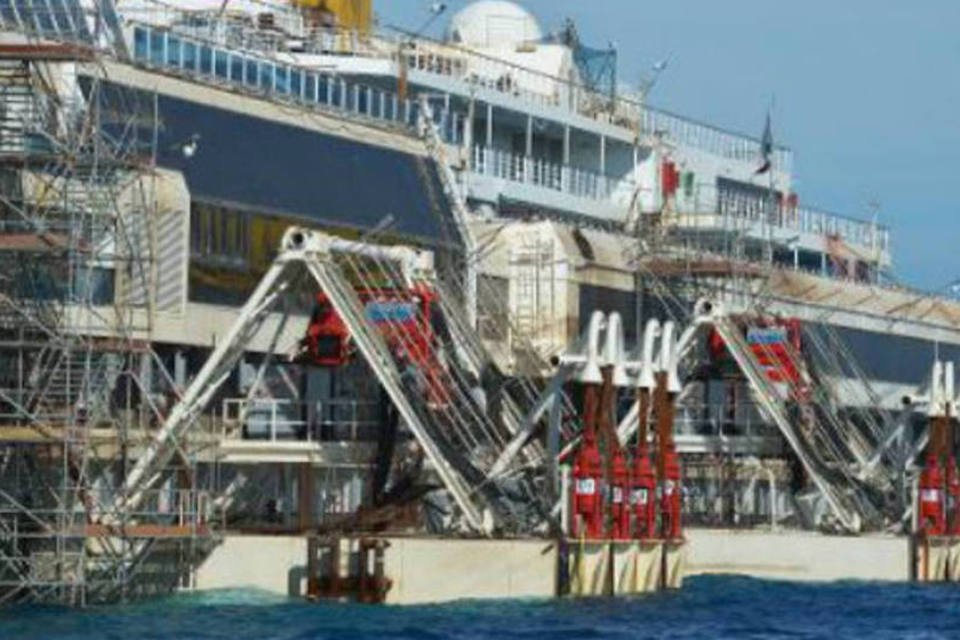 
	O navio de cruzeiro &quot;Costa Concordia&quot;, depois de ser endireitado, perto do porto de Giglio, em 18 de setembro de 2013
 (AFP)