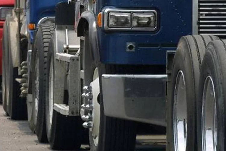 
	Caminh&otilde;es estacionados: o pa&iacute;s tem uma frota de cerca de 8 milh&otilde;es de ve&iacute;culos pesados, mas apenas 1 milh&atilde;o t&ecirc;m algum tipo de sistema de monitoramento
 (Ramon Carvalho/AFP)