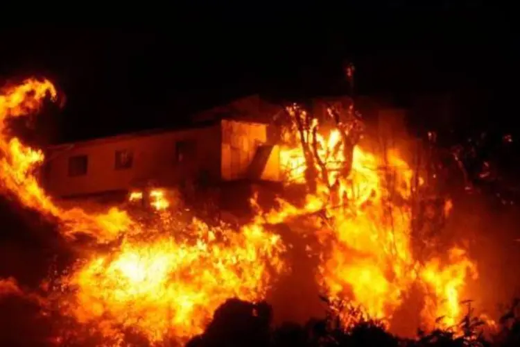 
	Fogo destr&oacute;i casas em Valpara&iacute;so, no Chile, em 12 de abril de 2014: duas mil casas foram destru&iacute;das
 (AFP)